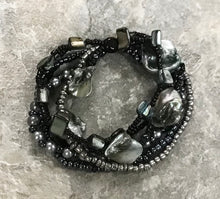 Load image into Gallery viewer, Sea Shell and Pearl Bracelet - 4 Colors